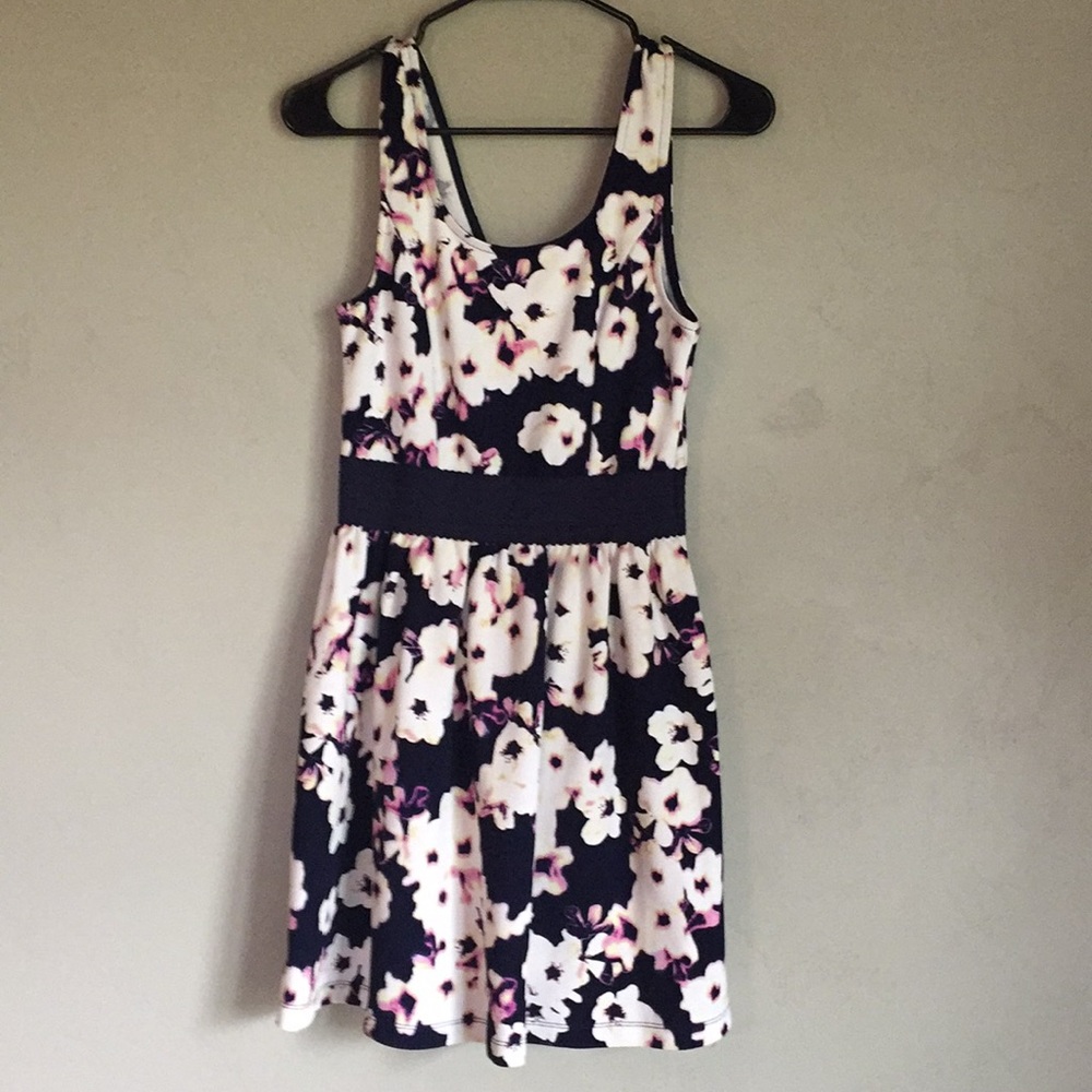 Lovely colors on this casual dress!
